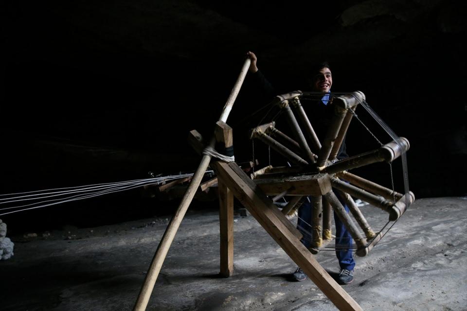 <p><strong>Demir, mağaradaki rutubet sayesinde kendirlerin daha iyi işlendiğini ve daha sağlam olduğunu belirterek, şunları kaydetti:</strong></p>

<p>"Rutubet ve nem sayesinde daha kaliteli ürünler ortaya çıkıyor. Burada iki tezgah arasında günlük 50 kilometre kadar gidip geliyoruz. </p>
