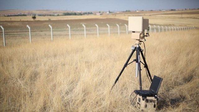 <p><strong>RETİNAR PTR</strong><br />
Retinar PTR, Türk üretimi taşınabilir bir radar. Amaç gözle görülemeyecek kadar uzaktaki hareketlerden haberdar olmak. Yeni radarı farklı kılan, insan ve hayvanı ayırtedebiliyor olması. Savunma sanayi şirketi METEKSAN, sınır ve alan güvenliğine yönelik "insan ayırt edebilen" çevre gözetleme radarı "Retinar PTR"yi üretti.</p>

<p> </p>
