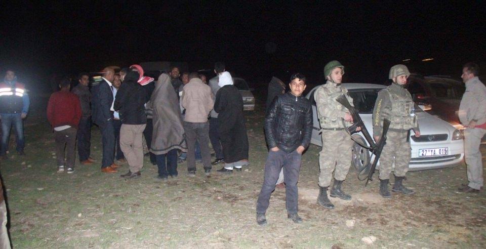 <p>Suriye'nin PYD denetimindeki Telabyad ilçesinden getirildiği ve Mardin'deki PKK'lılara gönderileceğine ilişkin notların da bulunduğu silah ve mühimmata el konuldu.</p>
<p> </p>