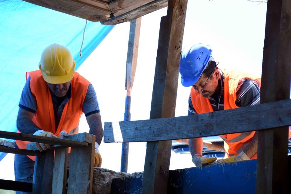 <p>Restorasyonu yapılan binadaki taşların arasının tamamının kaşık derzlerle doldurulduğunu ifade eden Söğüt, "Yapı taşları aslına uygun orijinalliği bozulmadan tek tek ince ince derzlerle dolduruldu. </p>
