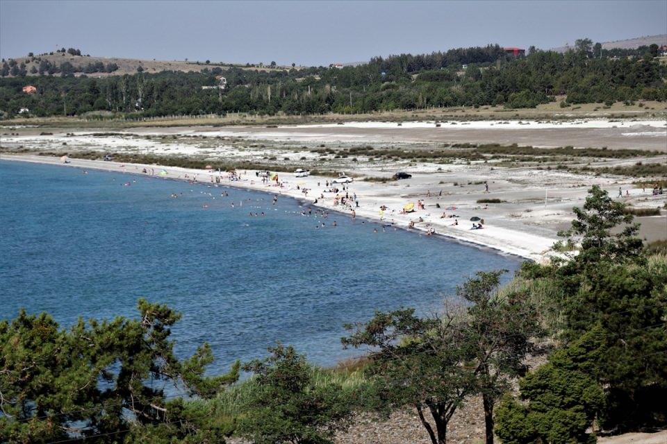 <p>Sosyal medyada yapılan paylaşımlarla da "Türkiye'nin Maldivleri" olarak adından sıkça söz ettiren göl, çevresinde bulanan kamp alanları ve tesislerle turistlere konaklama imkanı sağlıyor. </p>
<p> </p>