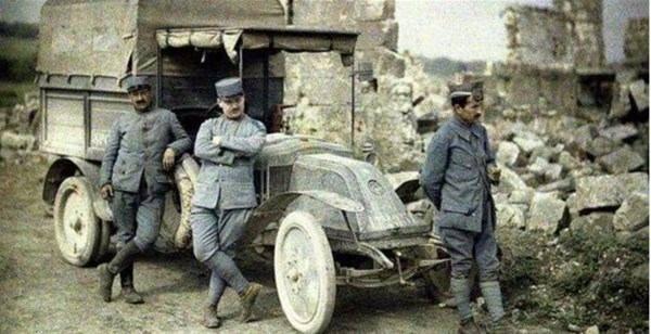 <p>Fransız askerleri toplarıyla poz verirken</p>
<ul>
</ul>