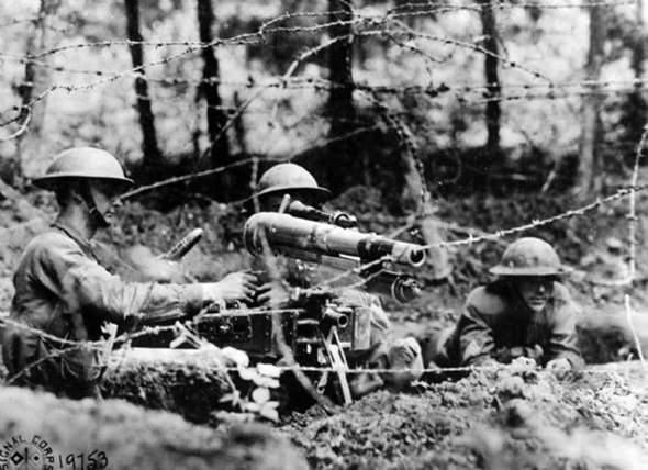 <p><strong>ANTİ TANK SİLAHLARI</strong></p>
<p>Tank, muharebe alanında sahneye ilk çıktığında askerlerin yüreğine büyük bir korku salmıştı. İri cüsseli, gürültülü, metal canavarlar siperlere yaklaştıkça askerlerin cesareti eriyip gidiyordu. Ancak tarafların bu yeni teknolojiye alışmaları uzun sürmedi ve anti-tank silahları savaş sahnesinde yerini aldı.</p>