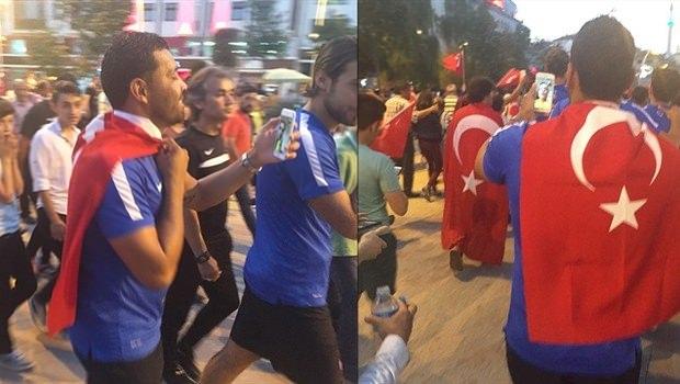 <p>Bolu'da binlerce kişi belediye meydanında milli iradeye sahip çıkarken, Boluspor takımı da yürüyüşe katıldı. Fenerbahçe ve Arsenal'in eski oyuncusu Brezilyalı Dos Santos Türk bayrağını omzuna asarak yürüdü.</p>
