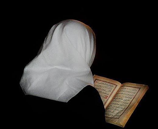 <p>Sonra sordum, ‘Bu vakit (Cumanın) hangi vaktidir?’ Bana, ‘O, gündüzün saatlerinin sonudur’ diye cevap verdi. Ben: ‘Bu saat namaz vakti değildir.’ deyince bana şu cevabı verdi: ‘Evet, mümin kul namaz kılar, sonra müteakip namazı beklemek maksadıyla oturursa o, sevap yönüyle aynen namaz kılıyor gibidir.”</p>