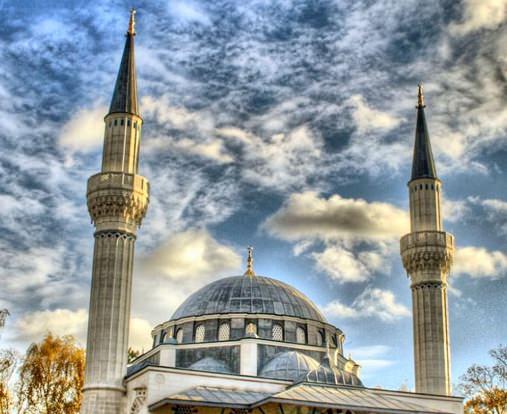 <p>Allah’a yemin olsun, daha ellerini geri çekmeden, semada dağlar gibi bulutlar peydah oldu. Derken daha minberden inmemişti ki, mübarek sakalından yağmur damlaları dökülmeye başladı.</p>