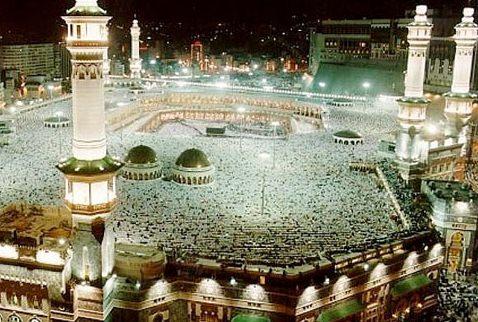 <p>Öyle ki, o bedevi veya bir başkası gelip: ‘Ey Allah’ın Resulü! Binalarımız yıkıldı, hayvanlarımız suda boğuldu, bizim için Allah’a dua ediniz de artık yağmur kesilsin.’ dedi.</p>