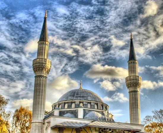 <p>Cuma günü veya gecesi Duhân Sûresini okuyana Cennette bir köşk ihsan edilir.</p>