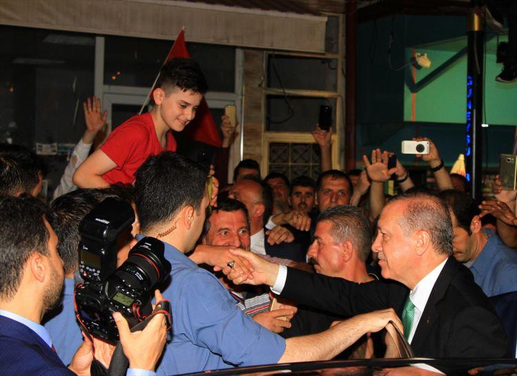 <p>Cumhurbaşkanı Recep Tayyip Erdoğan  çeşitli temaslarda bulunmak üzere Rize'nin Güneysu ilçesine geldi. Cumhurbaşkanı Erdoğan, burada bir konuşma yaptı.</p>
