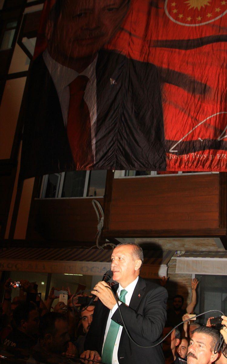 <p>Erdoğan, referandum sonuçlarında Güneysu’nun ve Rize’nin Türkiye’de ilk sırada yer almamasını eleştirerek “2019’da çok daha farklı bir netice bekliyoruz: Bunu da açık söylüyorum Güneysu niye bir numara olmadı, Rize niye bir olmadı ? Türkiye genelinde” dedi.</p>
