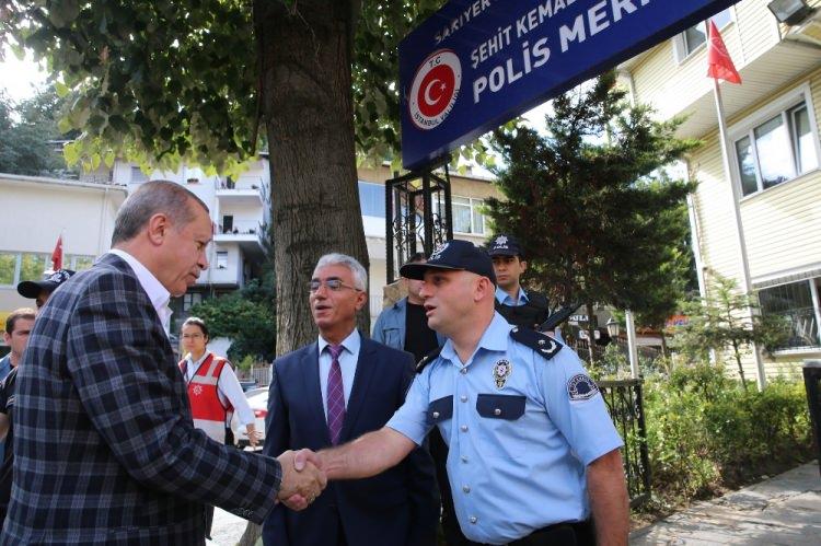 <p>Cumhurbaşkanı Recep Tayyip Erdoğan, bayram namazını Üsküdar’da bulunan Hz. Ali Camii’nde kıldı. Buradan Kısıklı’daki ikametine geçen Erdoğan, kısa süre sonra Huber Köşkü’ne gitmek üzere yola çıktı.</p>