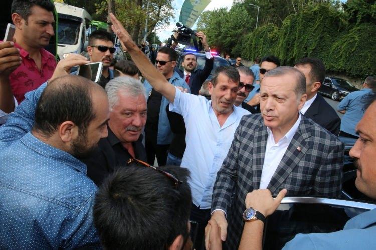 <p>umhurbaşkanı Recep Tayyip Erdoğan, Tarabya Bayırı Caddesi'ndeki minibüs durağını ziyaret ederek, şoförlerle bayramlaştı.</p>