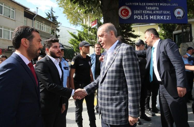 <p>Sarıyer’de bir taksi durağına uğrayan Erdoğan taksicilerle bayramlaştı. Ardından, Sarıyer İlçe Emniyet Müdürlüğü Şehit Kemal Aykut Genç karakolunun önünde duran Cumhurbaşkanı Erdoğan, burada da emniyet mensuplarıyla bayramlaştı.</p>