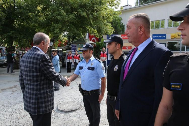 <p>Daha sonra vatandaşlarla da bayramlaşan Erdoğan, emniyet mensuplarıyla hatıra fotoğrafı çektirdi. Erdoğan, Huber Köşkü’ne gitmek üzere karakoldan ayrıldı.</p>
