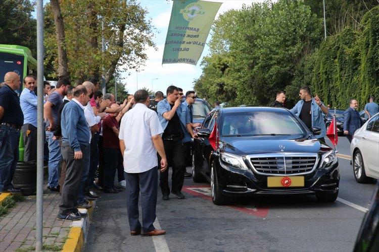 <p>Cumhurbaşkanı Recep Tayyip Erdoğan, Kısıklı’daki ikametinden Huber Köşkü’ne geçerken yolda emniyet mensupları ve vatandaşlarla bayramlaştı. </p>
