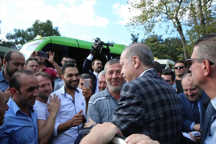 <p>Cumhurbaşkanı Recep Tayyip Erdoğan, Tarabya Bayırı Caddesi'ndeki minibüs durağını ziyaret ederek, şoförlerle bayramlaştı.</p>