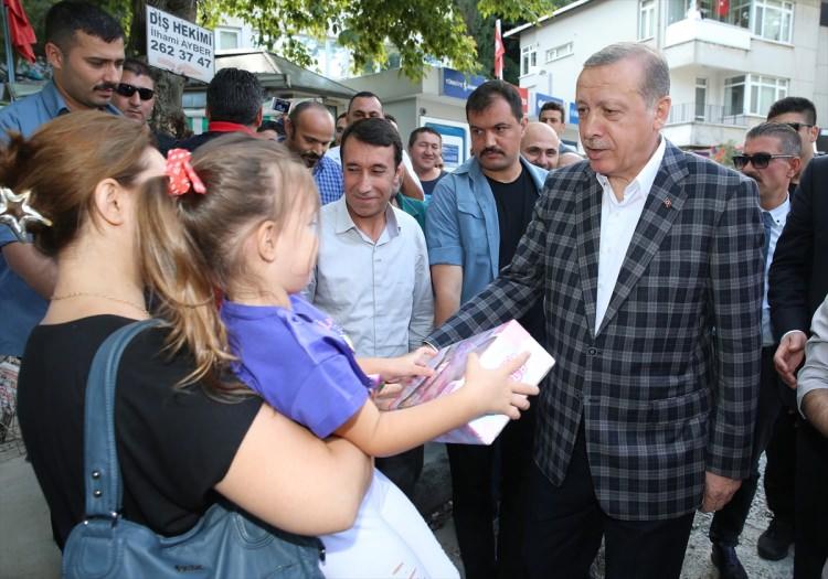 <p>Cumhurbaşkanı Recep Tayyip Erdoğan, Şehit Kemal Aykut Genç Polis Merkezi'ni ziyaret ederek burada görevli polislerle sohbet etti ve bayramlarını kutladı.</p>
