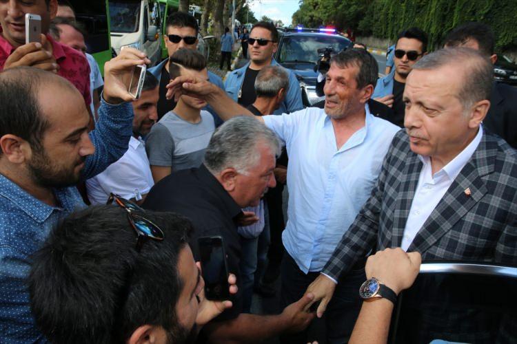 <p>Kurban Bayramı namazını Üsküdar'daki Hz. Ali Camisi'nde kılan Cumhurbaşkanı Recep Tayyip Erdoğan, bir süre Kısıklı'daki konutunda kaldıktan sonra Tarabya'daki Huber Köşkü'ne hareket etti. Cumhurbaşkanı Erdoğan, yol boyunca zaman zaman makam aracını durdurarak, vatandaşlarla bayramlaştı, çocuklara hediye verdi.</p>