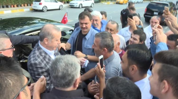 <p>Cumhurbaşkanı Recep Tayyip Erdoğan, Hüber Köşkü'ne giderken taksicilerle bayramlaştı. Bir taksicinin cebindeki sigarayı görünce bırakması için söz aldı. </p>
