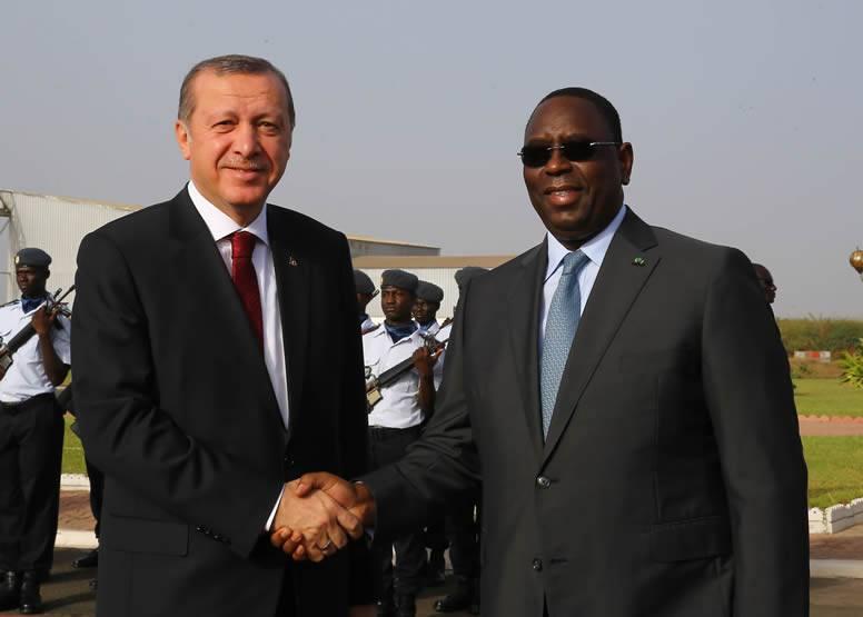 <p>Latin Amerika’daki resmî ziyaretlerini tamamlayarak Türkiye’ye dönüşünde Senegal’e uğrayan Cumhurbaşkanı Recep Tayyip Erdoğan, Senegal Devlet Başkanı Macky Sall tarafından başkent Dakar Leopold Sedar Senghor Havalimanı'nda resmî törenle karşılandı. </p>