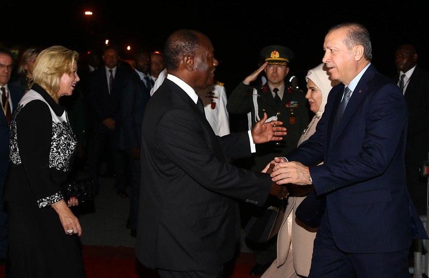 <p>Cumhurbaşkanı Erdoğan, Fildişi Sahili’nin başkenti Abidjan’da, Fildişi Sahili Devlet Başkanı Vattara tarafından Felix Houphouet Boigny Havalimanı'nda düzenlenen törenle karşılandı. </p>