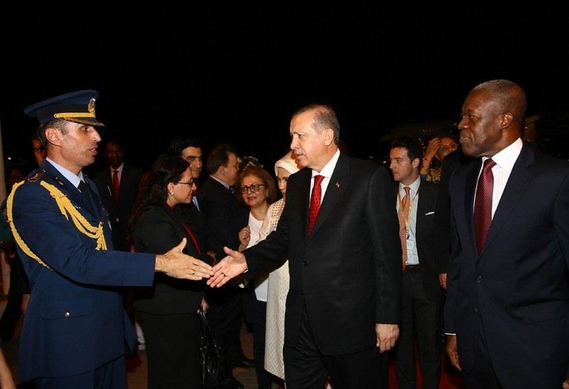 <p>Cumhurbaşkanı Erdoğan, Akra Uluslararası Kotoka Havalimanı'nda Gana Devlet Başkanı Yardımcısı Kwesi Amissah Artur, Dışişleri Bakanı Hanna Tteh ve Çevre Bakanı Mahama Ayariga tarafından törenle karşılandı. </p>