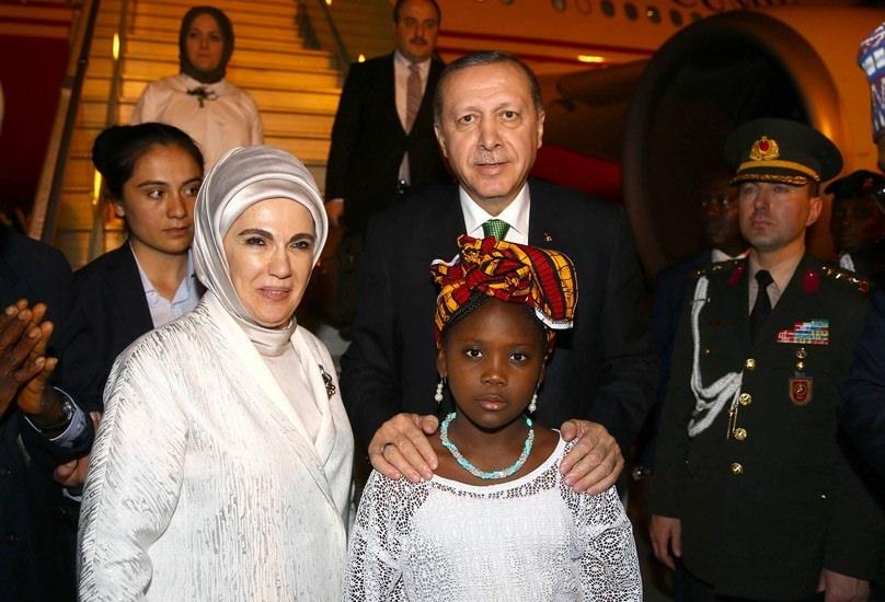<p>Cumhurbaşkanı Erdoğan, Fildişi Sahili, Gana, Nijerya ve Gine’yi kapsayan Batı Afrika turunun üçüncü durağı olan Nijerya’ya 2 Mart 2016 tarihinde resmî bir ziyaret gerçekleştirdi.</p>
<p> </p>