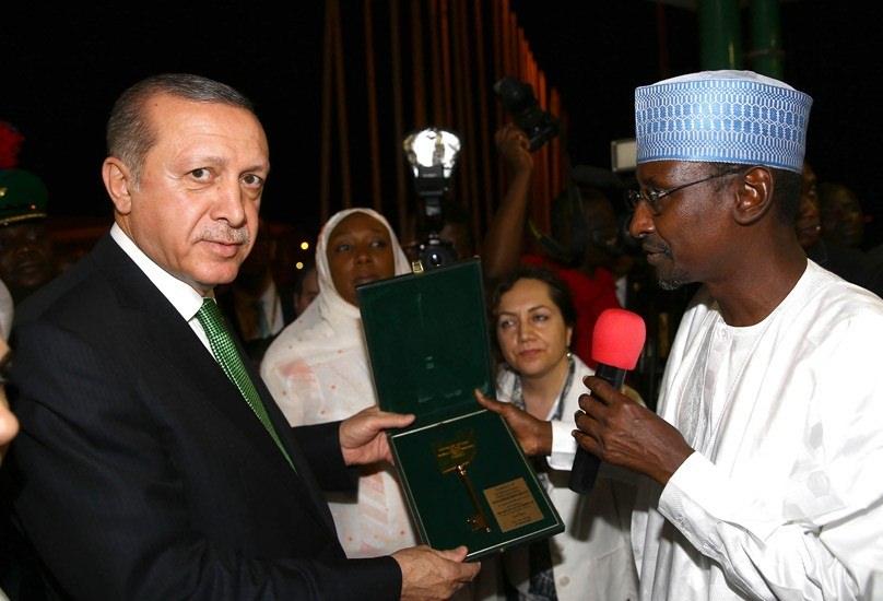 <p>Cumhurbaşkanı Erdoğan, Abuja Nnamdi Azikiwe Uluslararası Havalimanı'nda Nijerya Dışişlerinden Sorumlu Devlet Bakanı Khadija Bukar Abba İbrahim, Başkent Sınırları Federal Bakanı Muhammad Musa Bello, Türkiye’nin Abuja Büyükelçisi Hakan Çakıl ve diğer yetkililer tarafından törenle karşılandı.</p>
<p> </p>