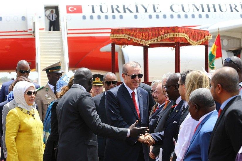 <p>Cumhurbaşkanı Erdoğan, Konakri Havalimanı’nda Gine Cumhurbaşkanı Alpha Conde ve Türkiye’nin Konakri Büyükelçisi Nur Sağman ve diğer yetkililer tarafından resmî törenle karşılandı.</p>

<p> </p>
