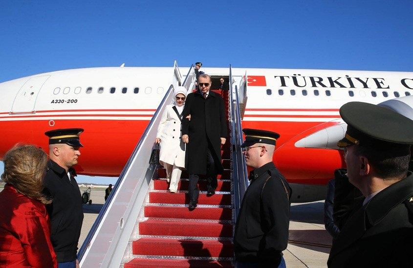 <p>Cumhurbaşkanı Erdoğan ve beraberindeki heyeti Andrews Hava Üssü'nde, Dışişleri Bakanı Mevlüt Çavuşoğlu, Türkiye'nin Washington Büyükelçisi Serdar Kılıç ve diğer yetkililer karşılarken, konaklayacağı St. Regis Oteli’ne gelişinde ABD'deki Türkler tarafından da coşkuyla karşılandı.</p>
<p> </p>