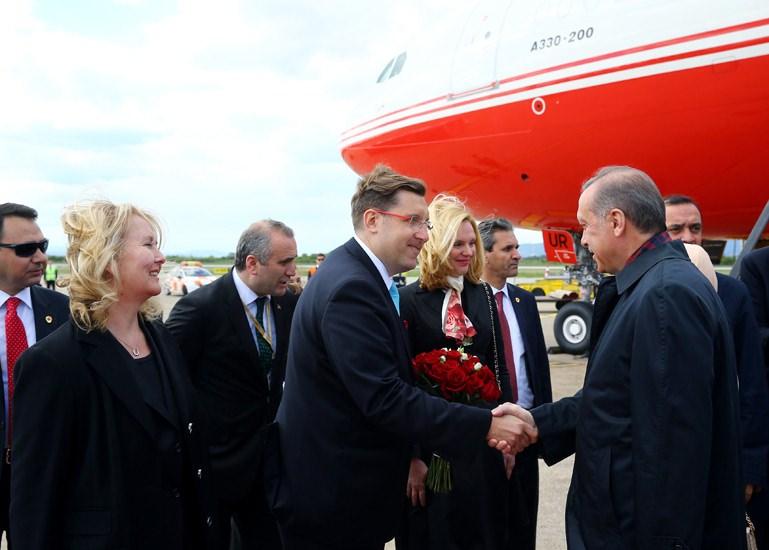 <p>Cumhurbaşkanı Erdoğan, eşi Emine Erdoğan ve beraberindeki heyeti Zagreb Uluslararası Havalimanı'nda, Hırvatistan Cumhurbaşkanlığı Genel Sekreteri Domagoj Juricic, Türkiye'nin Zagreb Büyükelçisi Ahmet Tuta ile diğer yetkililer karşıladı.</p>

<p> </p>
