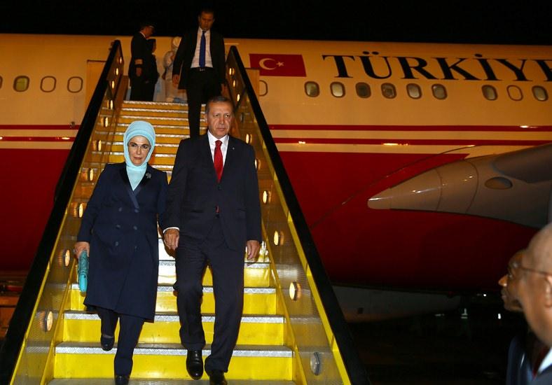 <p>Cumhurbaşkanı Recep Tayyip Erdoğan, Doğu Afrika ülkelerini kapsayan ziyareti çerçevesinde, 1 Haziran 2016 tarihinde Uganda’ya resmî bir ziyaret gerçekleştirdi.</p>

<p> </p>
