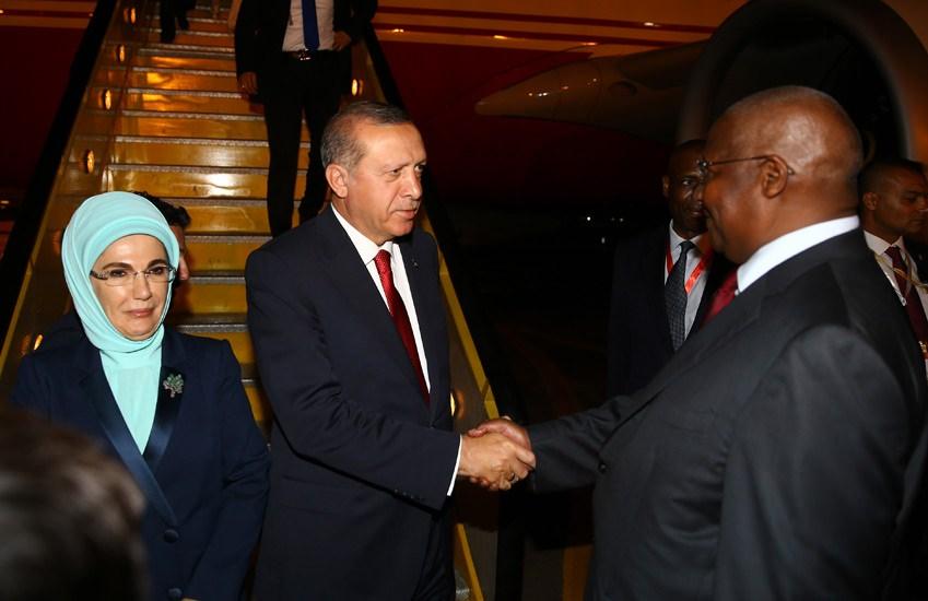 <p>Uganda Cumhurbaşkanı Yoweri Museveni’nin davetlisi olarak bu ülkeye giden Cumhurbaşkanı Erdoğan’ı Entebbe Havaalanı'nda Uganda Dışişleri Bakanı Sam Kutesa, Toprak, İskân ve Şehircilik Bakanı Daudi Migereko, Uganda Protokol Genel Müdürü Charles Sentongo, Türkiye'nin Kampala Büyükelçisi Ayşe Sedef Yavuzalp ile büyükelçilik yetkilileri karşıladı.</p>

