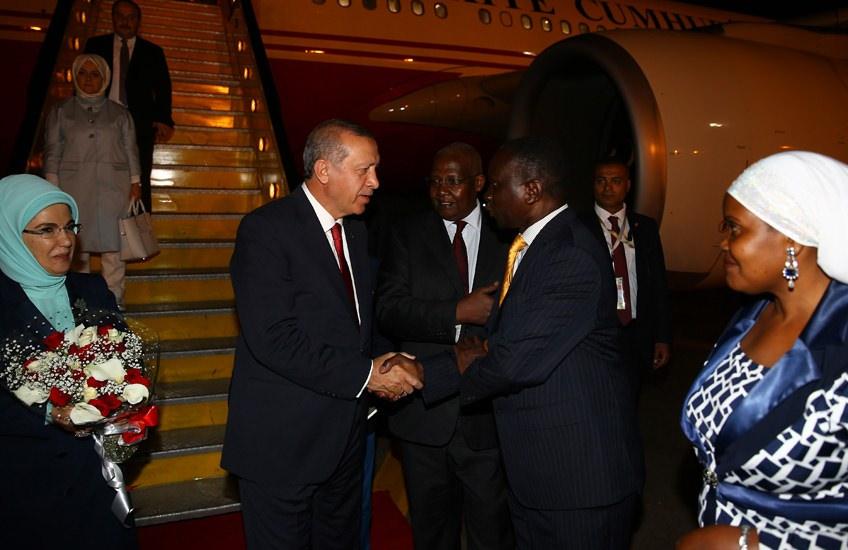 <p>Cumhurbaşkanı Erdoğan'la birlikte eşi Emine Erdoğan ve Başbakan Yardımcısı Veysi Kaynak da Uganda'ya gitti.</p>
