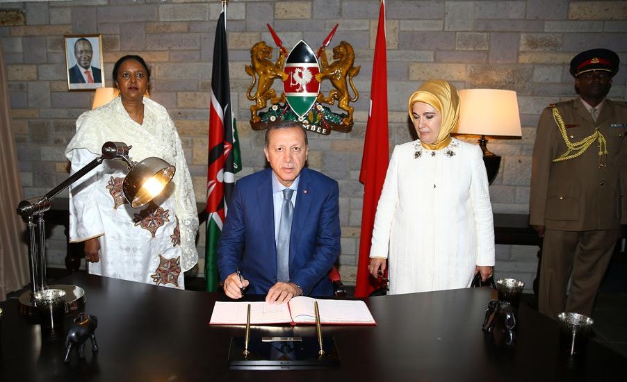 <p>Cumhurbaşkanı Erdoğan ve eşi Emine Erdoğan’ı Nairobi Jomo Kenyatta Uluslararası Havalimanı’nda Kenya Dışişleri ve Uluslararası Ticaret Bakanı Amina Mohamed, Türkiye'nin Nairobi Büyükelçisi Deniz Eke ve diğer ilgililer karşıladı.</p>

<p> </p>
