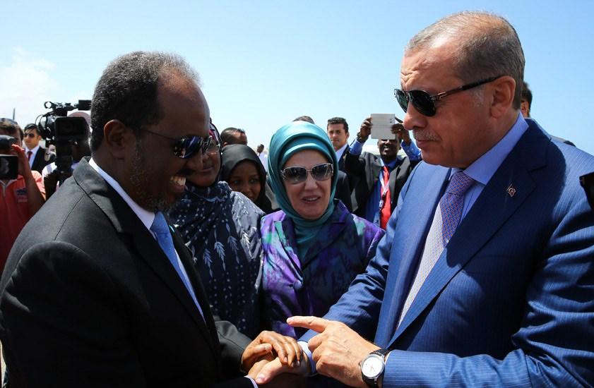 <p>Cumhurbaşkanı Erdoğan ve eşi Emine Erdoğan, Uluslararası Mogadişu Aden Abdelle Havaalanı’nda Somali Cumhurbaşkanı Hasan Şeyh Mahmud ve eşi Qamar Ali Omar tarafından karşılandı.</p>

<p> </p>
