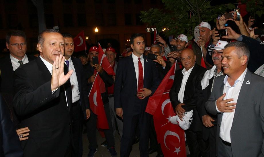 <p>Cumhurbaşkanı Recep Tayyip Erdoğan, ünlü Müslüman boksör Muhammed Ali’nin cenaze törenine katılmak için 9 Haziran 2016 tarihinde Amerika Birleşik Devletleri’ne bir ziyaret gerçekleştirdi.</p>
<p> </p>