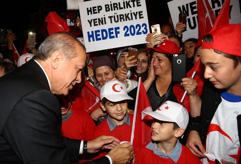 <p>Louisville Uluslararası Havalimanı’nda ABD Türkiye Büyükelçisi Serdar Kılıç ve diğer yetkililer tarafından karşılanan Cumhurbaşkanı Erdoğan, daha sonra konaklayacağı otele geçti. </p>
<p> </p>