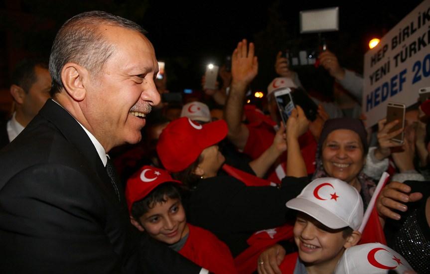 <p>Otel önünde toplanan şehirdeki Türk vatandaşlar, Cumhurbaşkanı Erdoğan’a sevgi gösterisinde bulundu.</p>