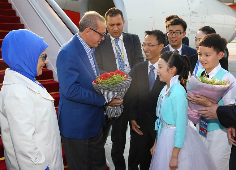 <p>Cumhurbaşkanı Recep Tayyip Erdoğan, G20 Devlet ve Hükûmet Başkanları Zirvesi’ne katılmak ve çeşitli ülke liderleri ile ikili temaslar gerçekleştirmek üzere Çin Halk Cumhuriyeti’ne 2-5 Eylül 2016 tarihlerinde bir ziyaret gerçekleştirdi.</p>
<p> </p>