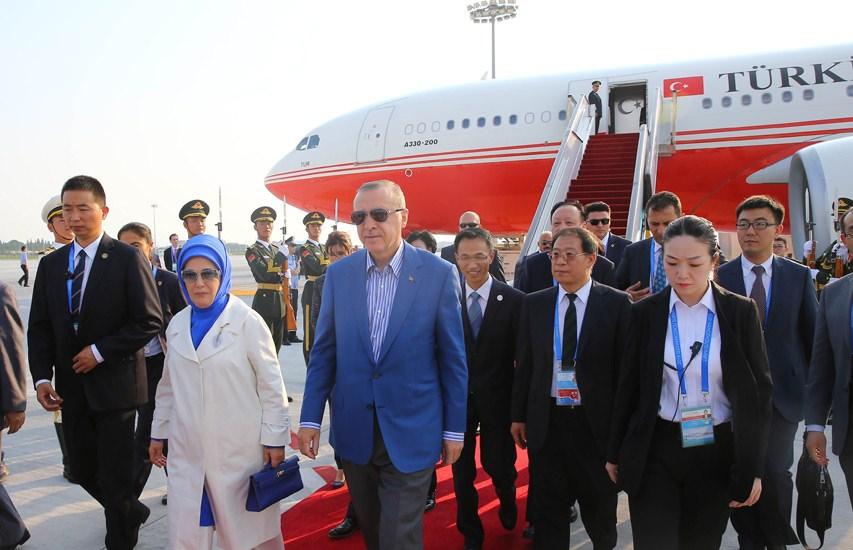 <p>Cumhurbaşkanı Erdoğan ve Çin Halk Cumhuriyeti Cumhurbaşkanı Şi Cinping'in nezaretinde iki ülke arasında enerji, nükleer güvenlik ve bitki sağlığı gereklilikleri alanlarında 3 ayrı anlaşma imzalandı.</p>
