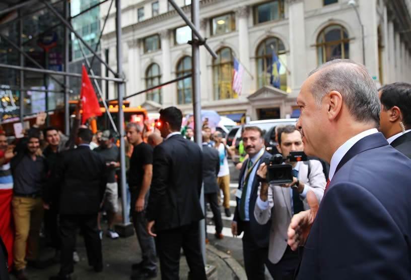 <p>ABD ziyaretinde Cumhurbaşkanı Erdoğan'a; eşi Emine Erdoğan, kızı Sümeyye Erdoğan Bayraktar, Başbakan Yardımcısı Veysi Kaynak, Adalet Bakanı Bekir Bozdağ, Ekonomi Bakanı Nihat Zeybekci, AB Bakanı ve Başmüzakereci Ömer Çelik, Aile ve Sosyal Politikalar Bakanı Fatma Betül Sayan Kaya, Enerji ve Tabii Kaynaklar Bakanı Berat Albayrak'ın içinde bulunduğu bir heyet eşlik etti.</p>
<p> </p>