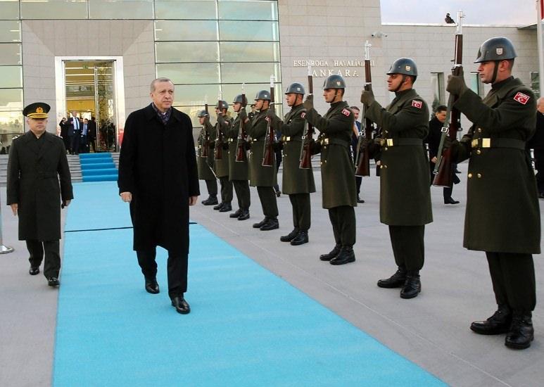 <p>Cumhurbaşkanı Erdoğan’a ziyaretinde, eşi Emine Erdoğan, Başbakan Yardımcısı Numan Kurtulmuş, Dışişleri Bakanı Mevlüt Çavuşoğlu, Ekonomi Bakanı Nihat Zeybekci, Gümrük ve Ticaret Bakanı Bülent Tüfenkci’nin de aralarında olduğu bir heyet eşlik etti.</p>

<p> </p>
