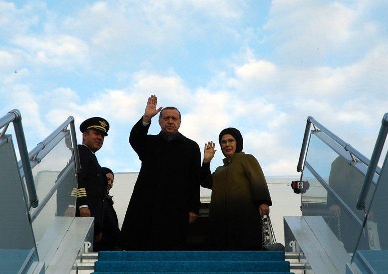 <p>Minsk Havalimanında Cumhurbaşkanı Erdoğan’ı; Belarus Başbakanı Andrey Kobyakov, Türkiye’nin Minsk Büyükelçisi Kezban Nilvana Darama ve diğer yetkililer törenle karşıladı.</p>

<p> </p>
