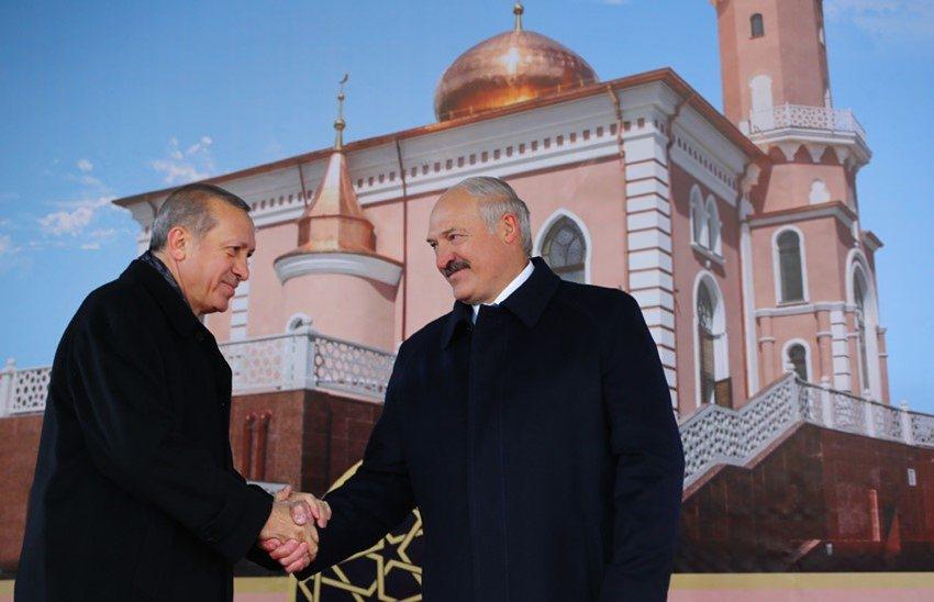 <p>Cumhurbaşkanı Erdoğan, Belarus Cumhurbaşkanı Lukaşenko ile Türkiye Diyanet Vakfı tarafından yaptırılan Minsk Camii’nin açılış törenine katılarak bir konuşma yaptı.</p>
<p> </p>