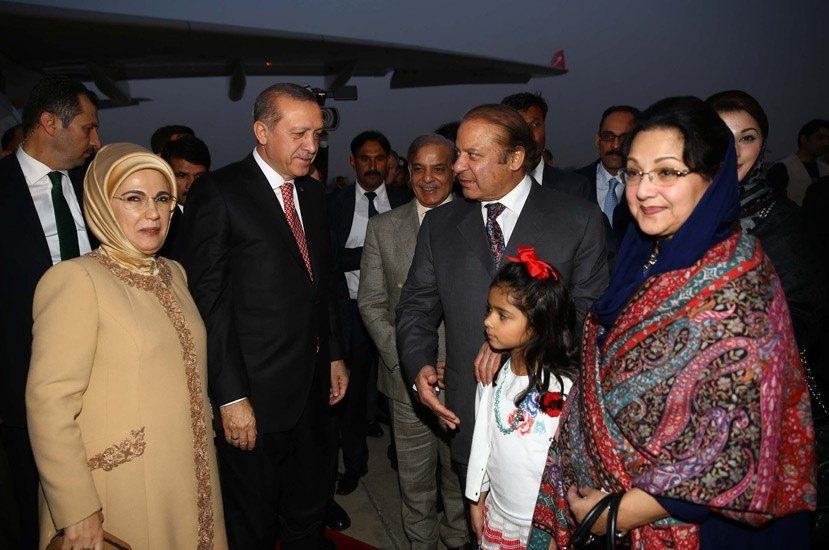 <p>Cumhurbaşkanı Erdoğan’a Pakistan ziyaretinde; eşi Emine Erdoğan ile Başbakan Yardımcıları Veysi Kaynak ve Tuğrul Türkeş, Aile ve Sosyal Politikalar Bakanı Fatma Betül Sayan Kaya, Dışişleri Bakanı Mevlüt Çavuşoğlu, Enerji ve Tabii Kaynaklar Bakanı Berat Albayrak, Ekonomi Bakanı Nihat Zeybekci ve Genelkurmay Başkanı Orgeneral Hulusi Akar eşlik etti.</p>

<p> </p>
