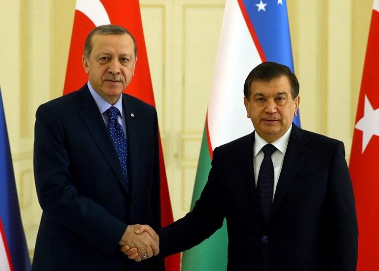 <p>Özbekistan ziyaretinde Cumhurbaşkanı Erdoğan’a; eşi Emine Erdoğan, Başbakan Yardımcıları Veysi Kaynak ve Tuğrul Türkeş, Aile ve Sosyal Politikalar Bakanı Fatma Betül Sayan Kaya, Dışişleri Bakanı Mevlüt Çavuşoğlu, Ekonomi Bakanı Nihat Zeybekci ile Enerji ve Tabii Kaynaklar Bakanı Berat Albayrak eşlik etti.</p>