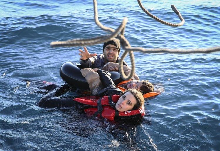 <p><em><strong>OYLAMADAKİ DİĞER FOTOĞRAFLAR...</strong></em></p>

<p><strong>Ege'de kurtarma operasyonu</strong><br />
<br />
Sahil Güvenlik Komutanlığı personeli, Aydın'ın Didim ilçesi açıklarında balıkçı teknesinin batması sonucu denize düşen sığınmacı grubuna müdahale ederek 43 kişiyi kurtardı.<br />
<br />
<strong>Emin Mengüarslan</strong></p>
