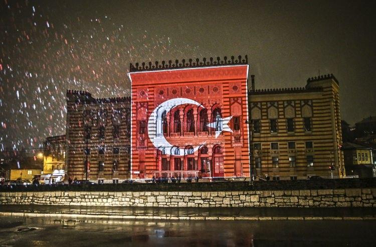 <p><strong>Vijecnica Kütüphanesi'ne Türk Bayrağı</strong><br />
<br />
Bosna Hersek'in başkenti Saraybosna'nın en önemli sembollerinden Vijecnica Kütüphanesi, Türkiye ve Belçika'daki terör saldırıları sonrası Türk ve Belçika bayraklarının renkleriyle ışıklandırıldı.<br />
<br />
<strong>Mustafa Öztürk</strong></p>