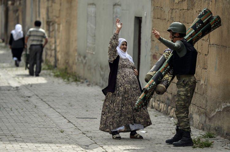 <p><strong>Terörden kurtarılan vatandaşlar</strong><br />
<br />
Mardin'in Nusaybin ilçesinde PKK'lı teröristlere yönelik operasyonda 900'den fazla vatandaş, güvenlik güçlerince evlerinden tahliye edilerek güvenli bölgelere götürüldü.<br />
<br />
<strong>Ömer Ürer</strong></p>
